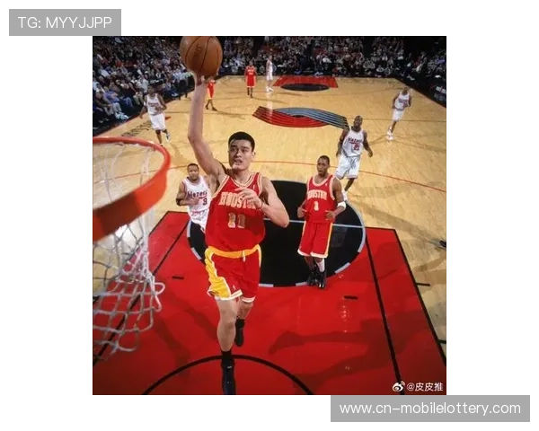 姚明扣篮瞬间震撼全场展现巨人风采和篮球技艺的完美融合 姚明扣篮瞬间震撼全场展现巨人风采和篮球技艺的完美融合